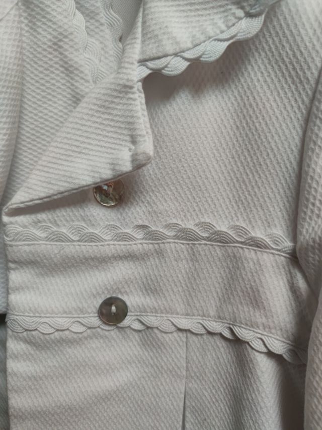 Precioso abrigo blanco y capotita de pique