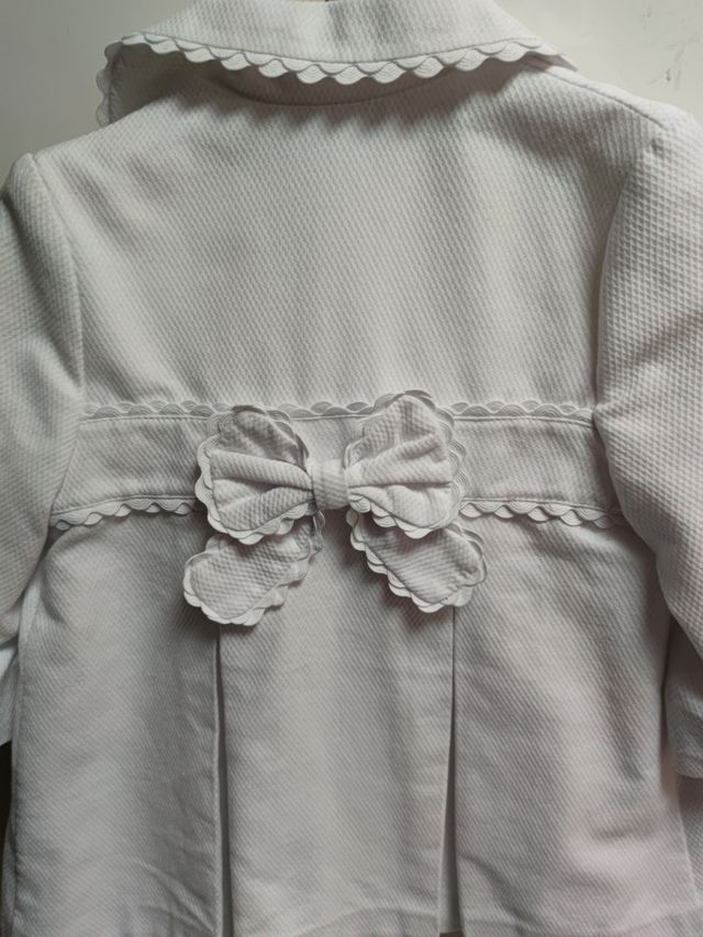 Precioso abrigo blanco y capotita de pique
