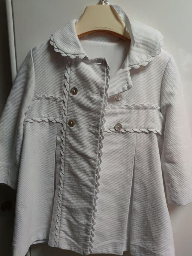 Precioso abrigo blanco y capotita de pique