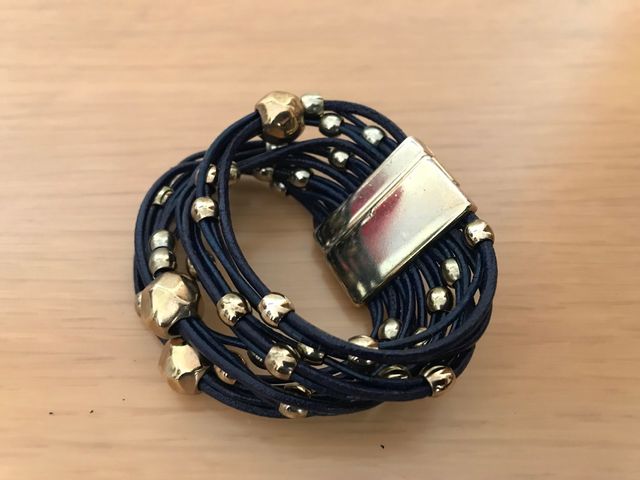 Pulsera de Zamak con tiras y detalles dorados