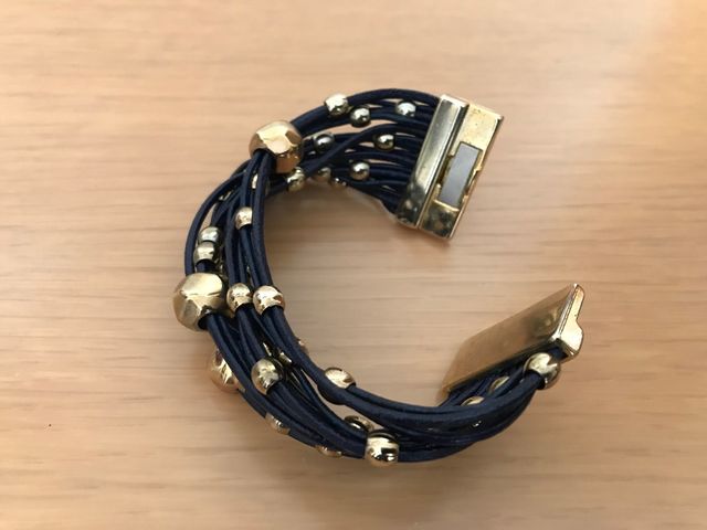 Pulsera de Zamak con tiras y detalles dorados