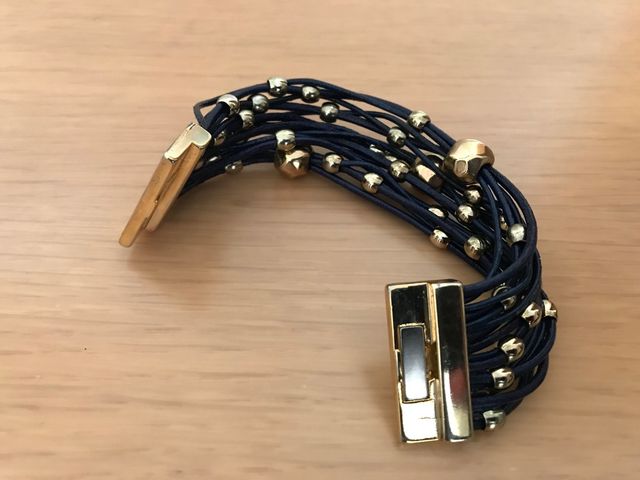 Pulsera de Zamak con tiras y detalles dorados