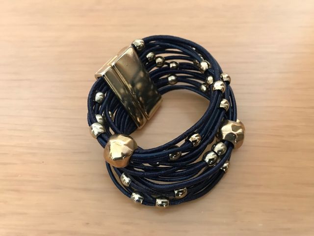 Pulsera de Zamak con tiras y detalles dorados