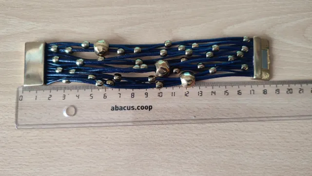 Pulsera de Zamak con tiras y detalles dorados