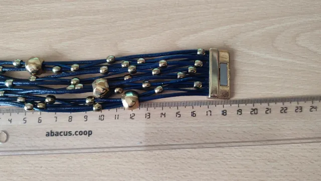 Pulsera de Zamak con tiras y detalles dorados