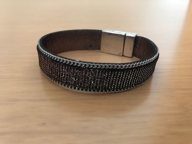 Pulsera de Zamak con detalles dorados y plateados