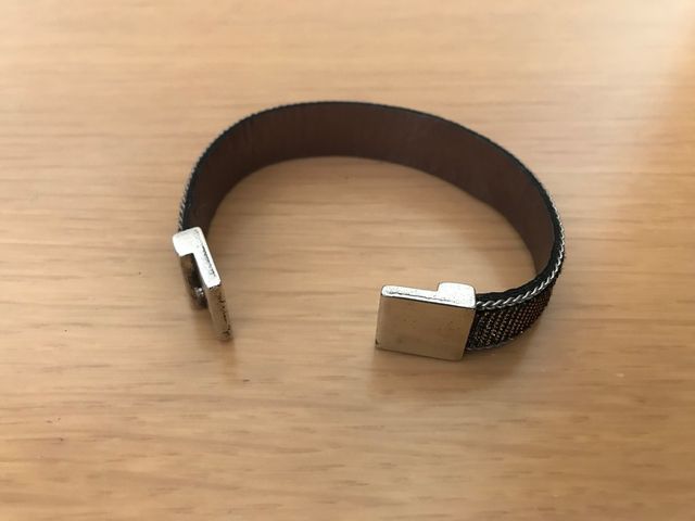 Pulsera de Zamak con detalles dorados y plateados