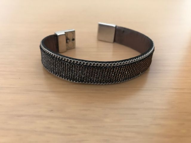Pulsera de Zamak con detalles dorados y plateados