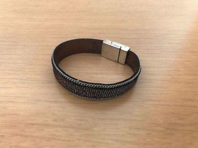 Pulsera de Zamak con detalles dorados y plateados