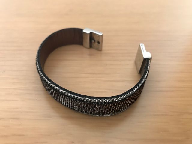 Pulsera de Zamak con detalles dorados y plateados