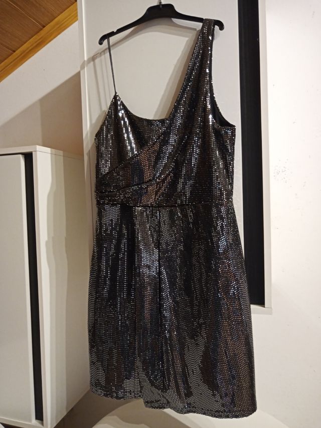 Vestido corto lentejuelas. Escote asimétrico