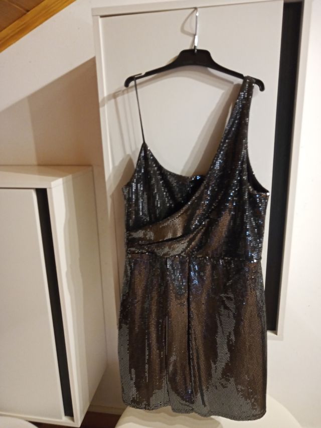 Vestido corto lentejuelas. Escote asimétrico