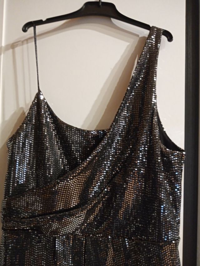 Vestido corto lentejuelas. Escote asimétrico