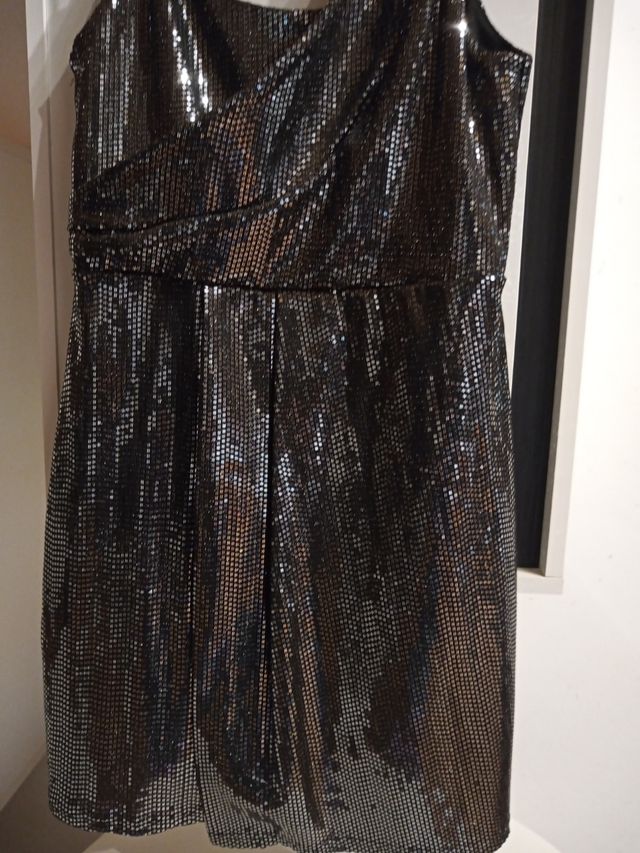 Vestido corto lentejuelas. Escote asimétrico