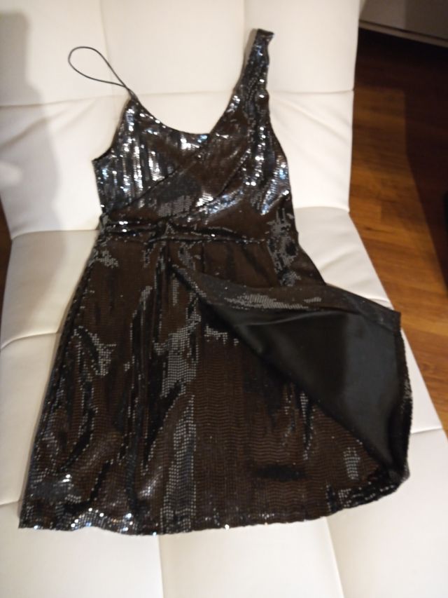 Vestido corto lentejuelas. Escote asimétrico