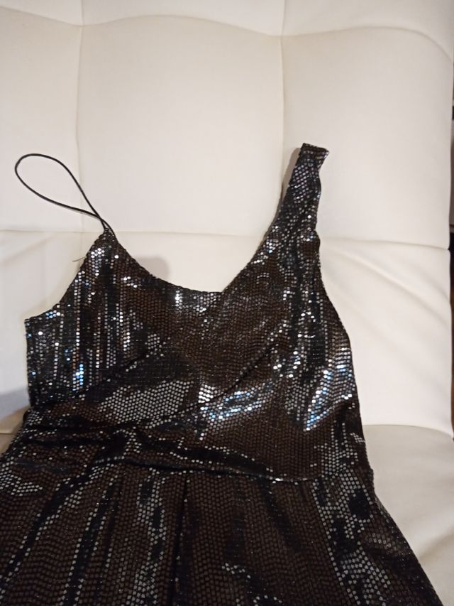 Vestido corto lentejuelas. Escote asimétrico