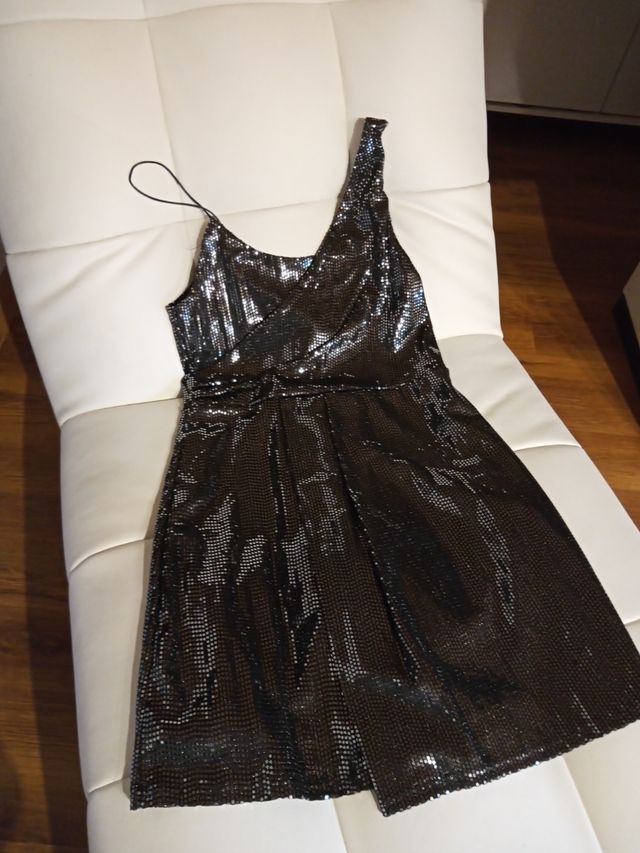 Vestido corto lentejuelas. Escote asimétrico