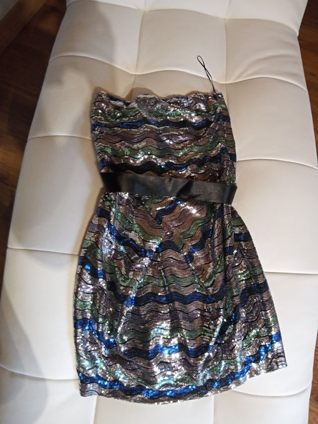 vestido corto lentejuelas. Palabra de honor.