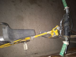 bicicleta BH motoreta amarilla tamaño medio.      
