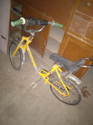 bicicleta BH motoreta amarilla tamaño medio.      
