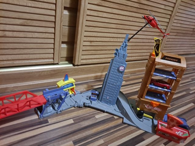 T-Rex Rampage Hot Wheels con caja y 3 coches