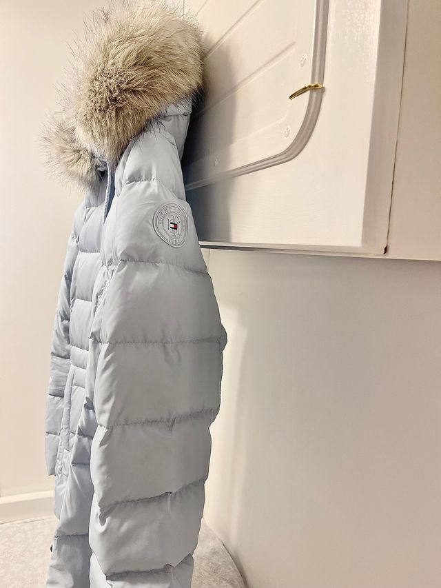 Chaquetón de plumón con capucha. Tommy Jeans.