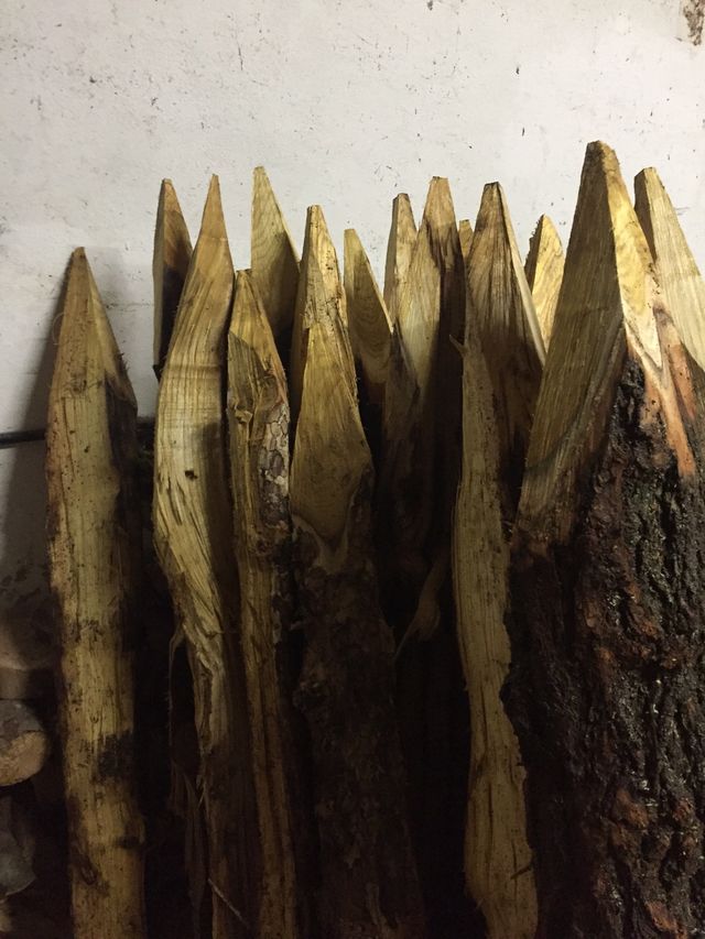Pali fatti a mano con cuneo e bastone