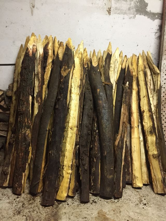 Pali fatti a mano con cuneo e bastone