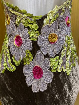 Vestido con capa, con flores y pedrería, M 