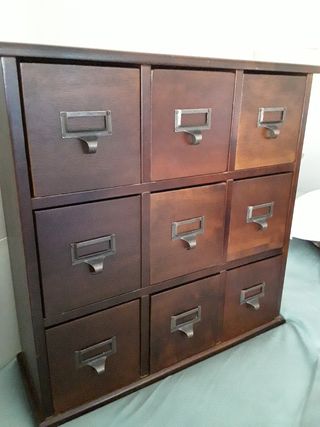 Mueble de cajones de madera tropical maciza