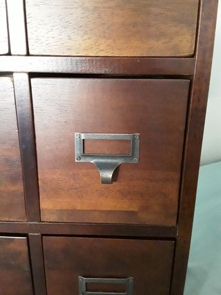 Mueble de cajones de madera tropical maciza