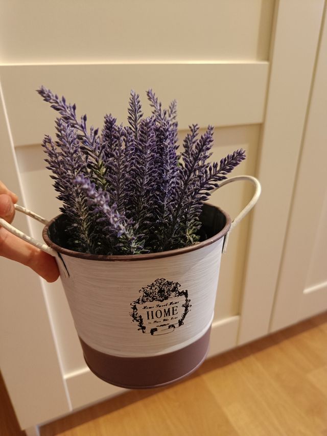 Macetas y planta artificial