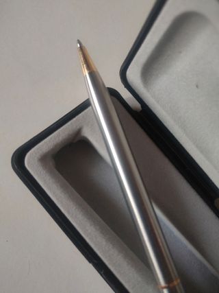 Bolígrafo de acero y oro