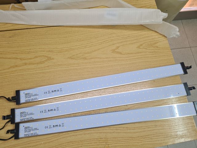 set di 3 lampade LED regolabili da 26 a 36 V.