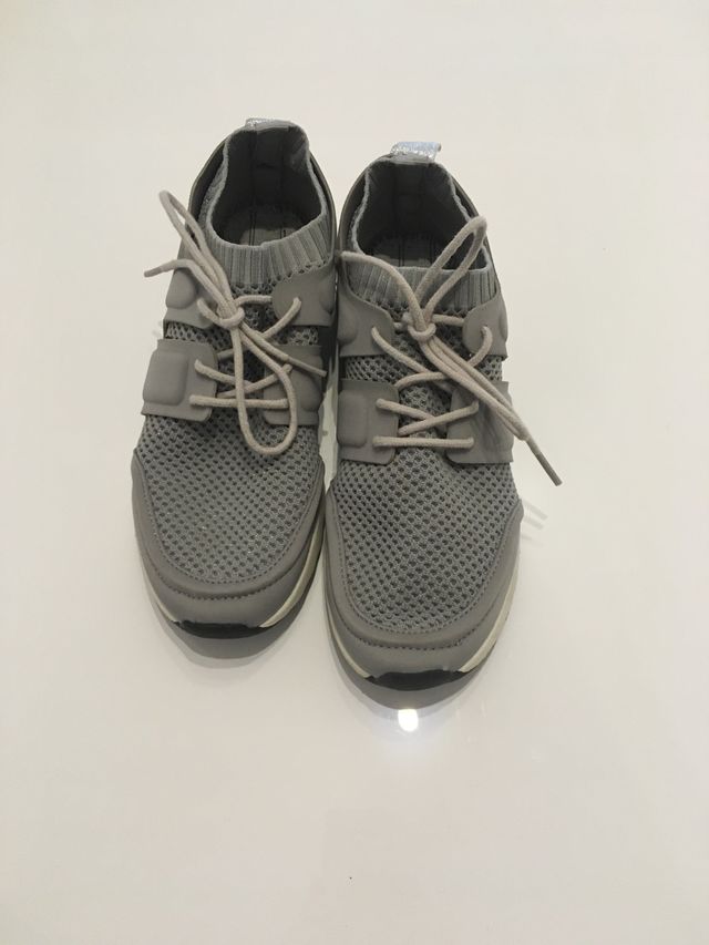 Zapatillas grises Zara