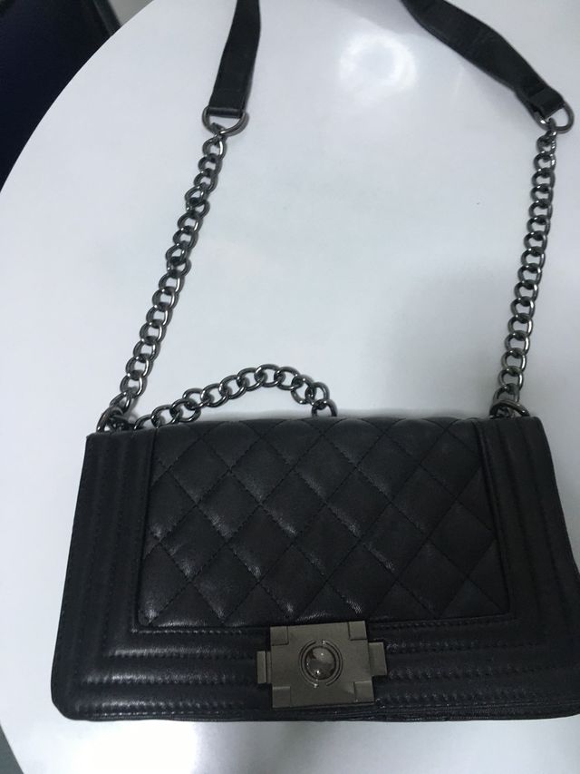 Bolso negro acolchado