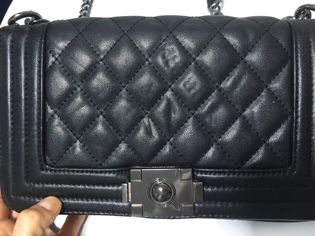 Bolso negro acolchado