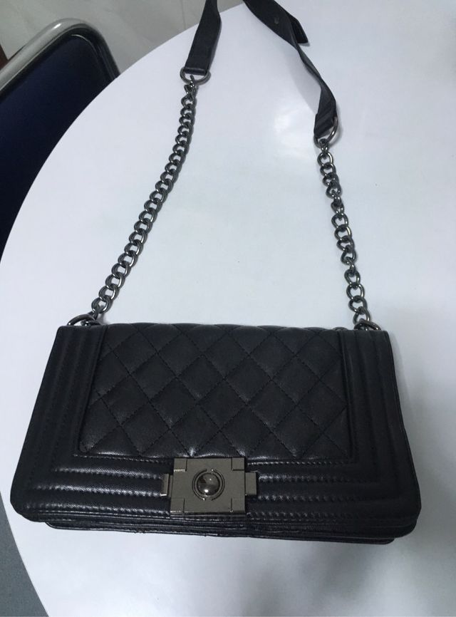 Bolso negro acolchado