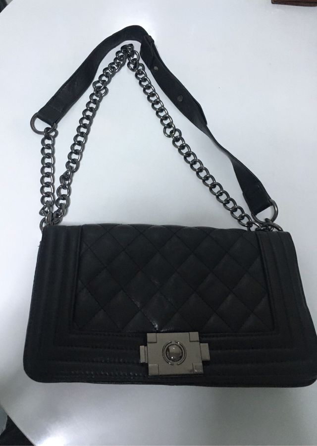 Bolso negro acolchado