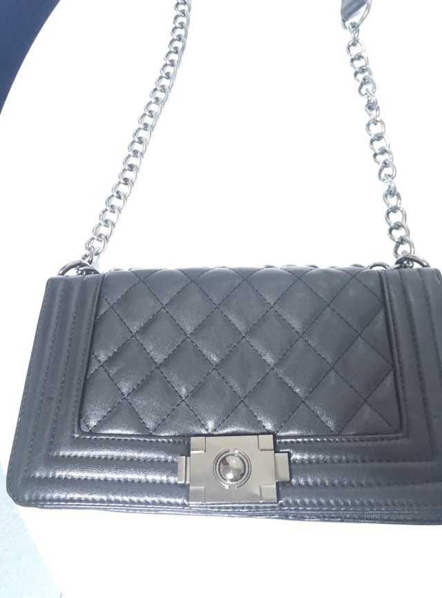 Bolso negro acolchado