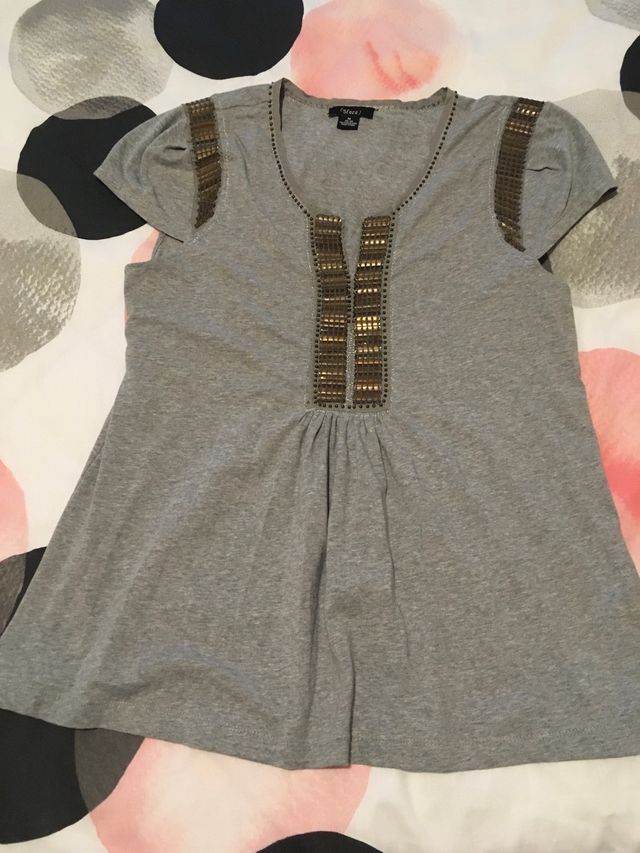 Camiseta gris Sfera. Con detalles metálicos