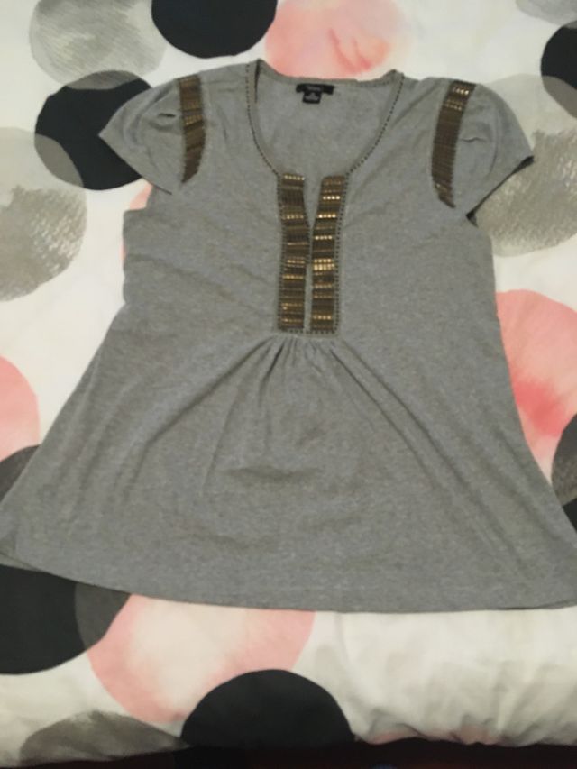 Camiseta gris Sfera. Con detalles metálicos