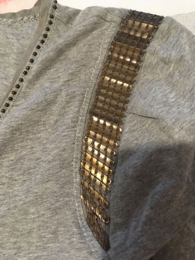 Camiseta gris Sfera. Con detalles metálicos