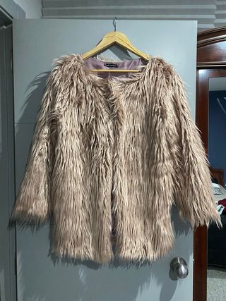 Abrigo de pelos sinteticos.