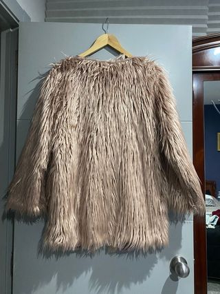Abrigo de pelos sinteticos.