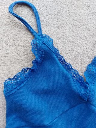 Top azul bordado