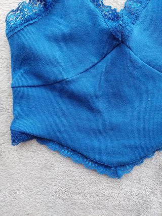 Top azul bordado