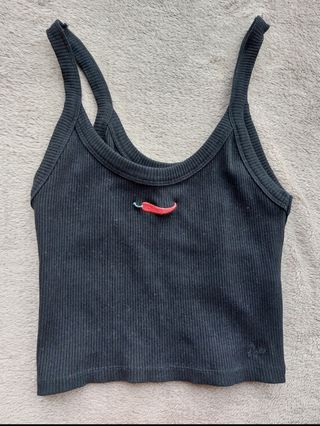 Top negro con dibujo de guindilla