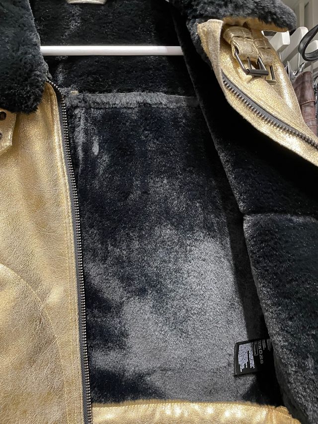 Chaqueta perfecto biker dorada forrada, abriga!