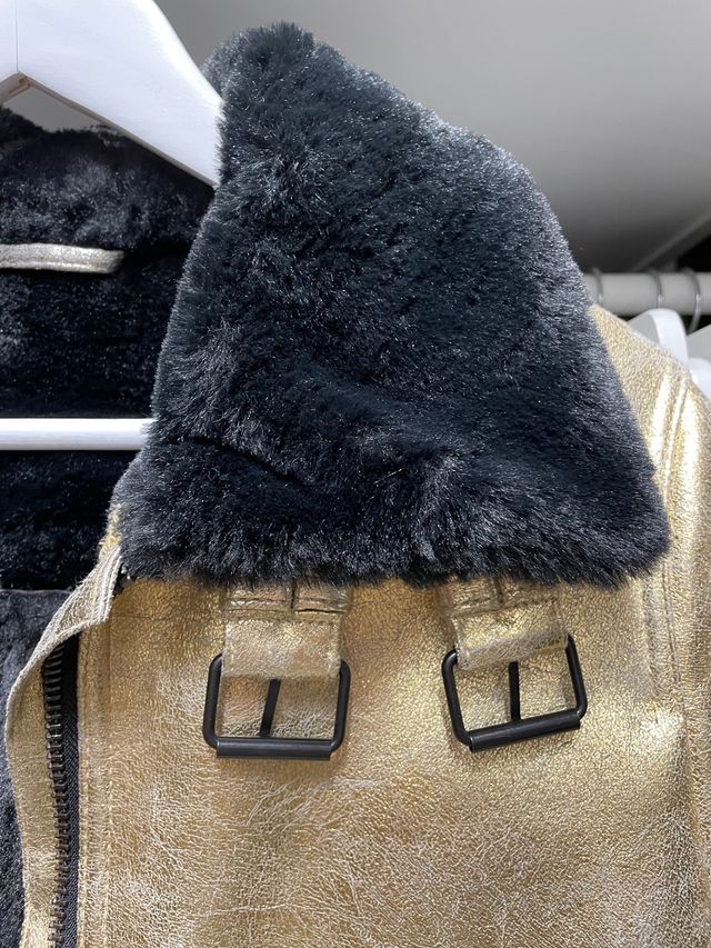 Chaqueta perfecto biker dorada forrada, abriga!